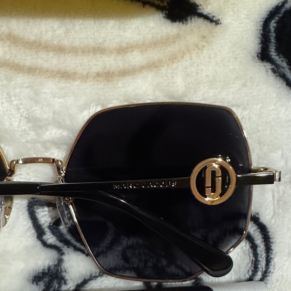 Marc Jacobs Unisex Black Sunglasses with Yellow Case - Picture 5 of 8
